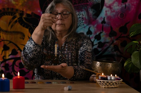 Le pendule un outil divinatoire : découvrez ses secrets spirituels