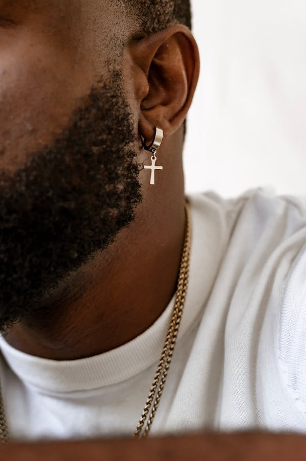 Boucles d'oreilles croix : styles uniques pour exprimer votre foi