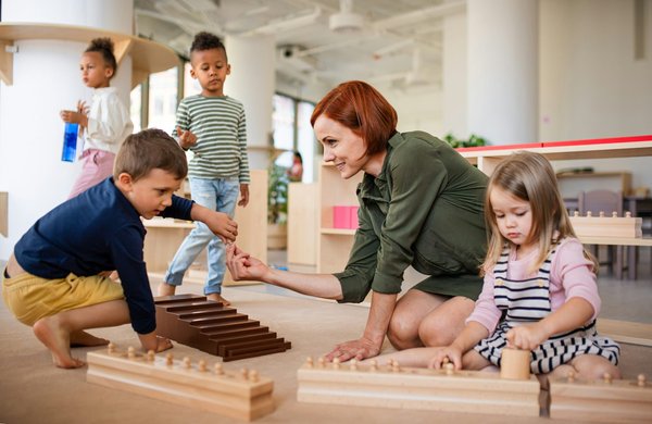 Top 5 avantages de l'apprentissage montessori : autonomie et bien-être