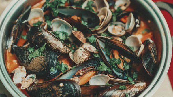 Savourez les moules marinières persillées : un plat simple et raffiné !
