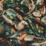Savourez les moules marinières persillées : un plat simple et raffiné !